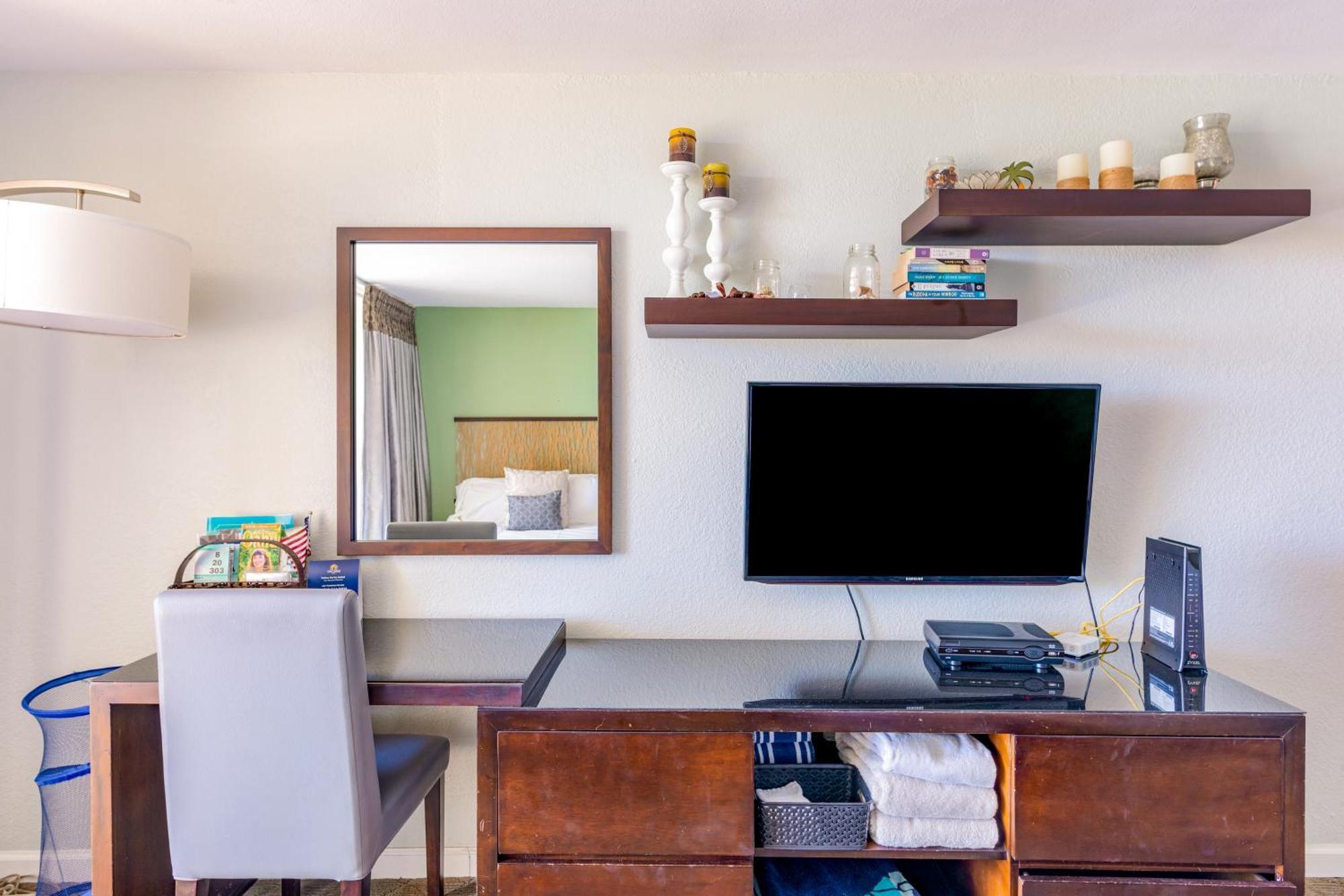 Island Colony Suites Honolulu Room photo