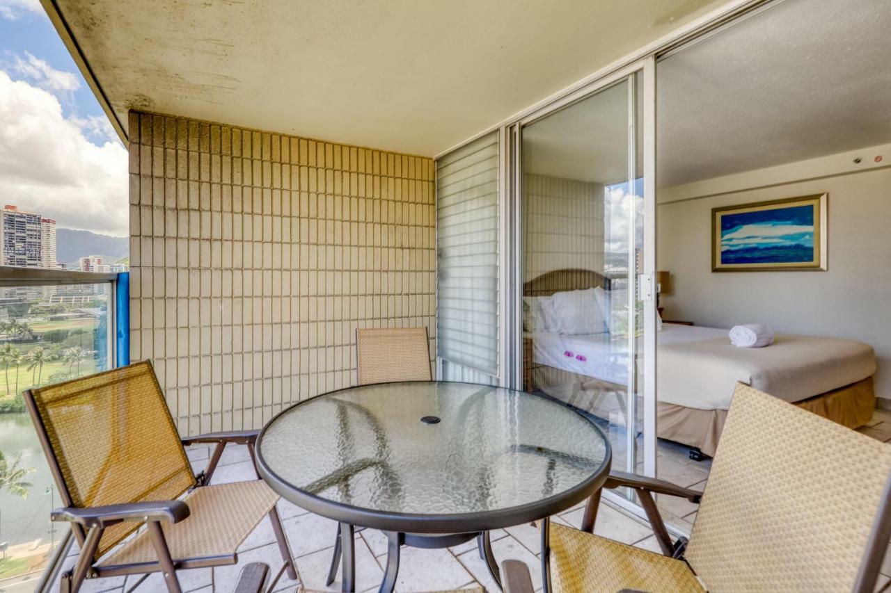 Island Colony Suites Honolulu Room photo